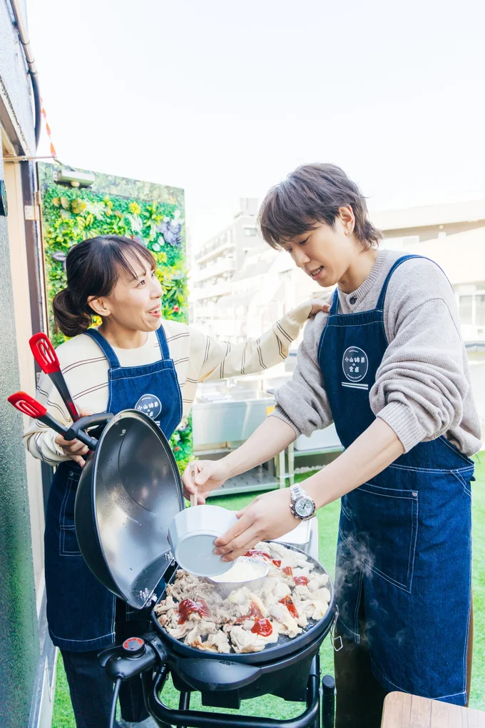 お肉が焼けたらソースで味付け！