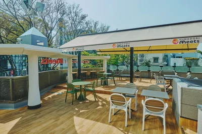 「SUMADORI Meets」には開放的なテラス席も