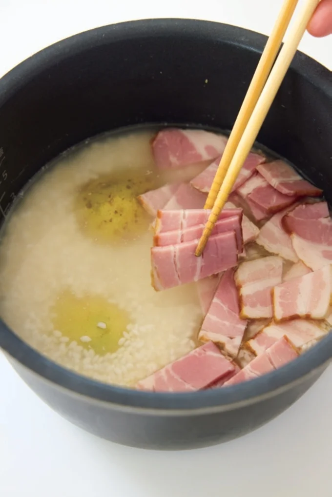 新じゃがは完全に水をかぶるように沈める。こうすると、かたくならず、ホクホクに仕上がる。