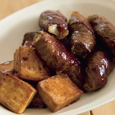 一口ですき焼きのおいしさ。新玉ねぎのとろける食感を存分に楽しんで！