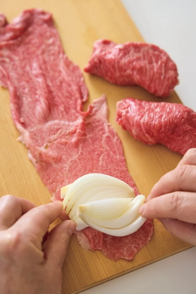 玉ねぎは2切れの切り口が向かい合うように重ね、牛肉でしっかりと包む。こうすると、火の通りが均一になる。