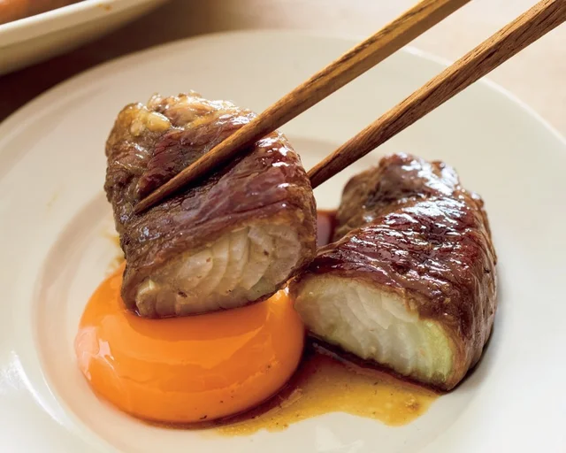 家族も大満足のボリュームおかず！とろ～り卵黄がたまらない「新玉ねぎのすき焼き巻き」