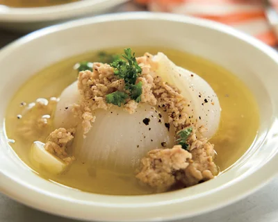 パスタもスープも春の味わいに。とろとろ＆シャキシャキ食感を楽しむ「新玉ねぎレシピ」2品