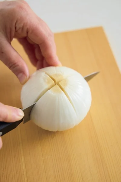 玉ねぎは根元側に深く切り目を入れておくと、火が通りやすくなり、とろけるやわらかさに仕上がる。