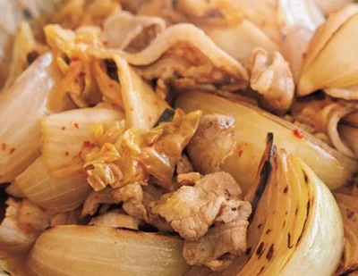 煮込む前に玉ねぎを焼いて甘味アップ！「キムチ焼き煮込み」