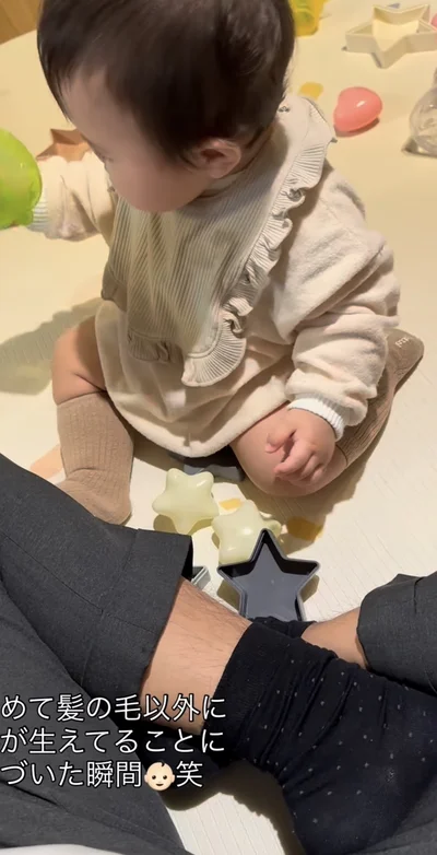 おもちゃに手を伸ばす▶パパがすねを指さすと…（⇒次へ）