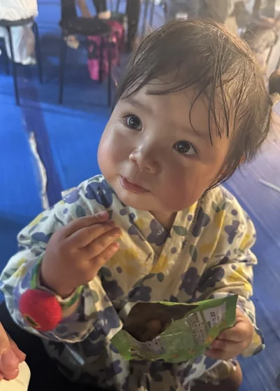 可愛い浴衣姿▶ニコニコ笑顔も（⇒次へ）