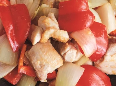 彩り野菜で食卓が明るくなる！ご飯のすすむ「しょうがみそ炒め」