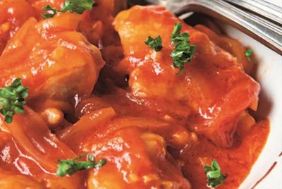 主役はとり肉と玉ねぎ！トマトジュースで鮮やか「ほったらかし蒸し煮」