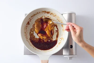 鶏肉にたれをスプーンで回しかけながら煮詰める。少しとろみがついたらOK！