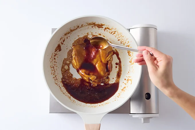 鶏肉にたれをスプーンで回しかけながら煮詰める。少しとろみがついたらOK！