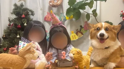 祝いの席で最高の表情を見せるラッキーちゃん▶この表情、とっても人気なんです（⇒次へ）