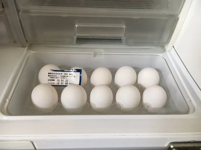 卵も買ってきたケースのふただけ外して、そのままスッポリ