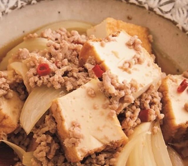 厚揚げと玉ねぎで食べごたえアップ！レンチンで作る「そぼろ煮」