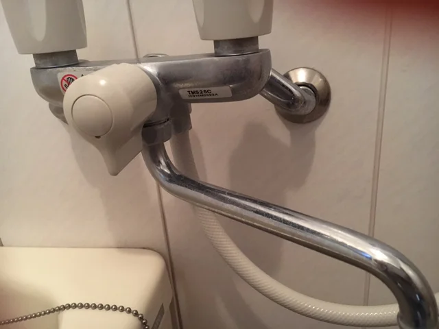 処分前のタイツが大活躍！ 水あかで汚れた浴室の蛇口がピカピカになった