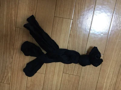 頭部分を結んで緩めの三つ編みにしていくだけ