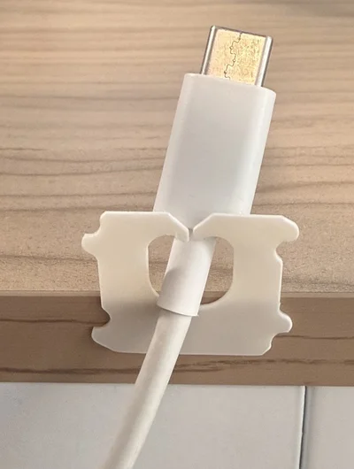 充電コードを通せば、落下防止に！（▶次の活用法は…）