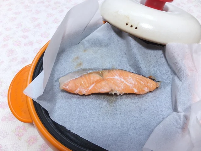 冷凍しても魚の切り身同士がくっつかない！クッキングシート活用法