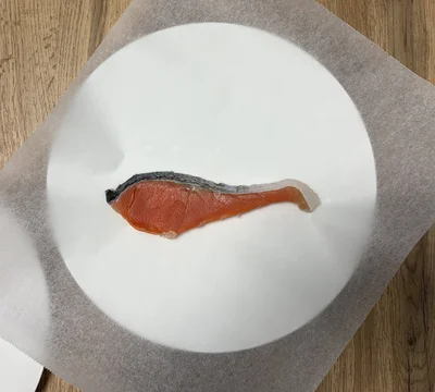 クッキングシートの中心に鮭を置く（▶次へ）