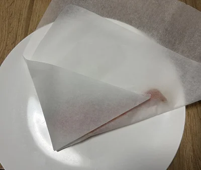 クッキングシートで鮭を包む（▶次へ）