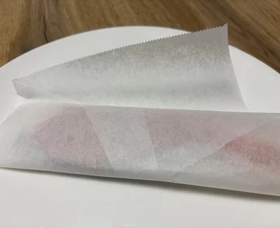 余ったクッキングシートは切り身にしっかり巻き付ける（▶次へ）