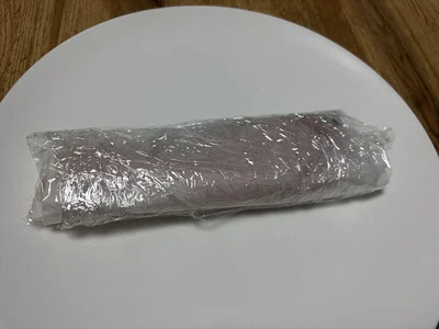 クッキングシートの上からさらにラップを巻く（▶次へ）