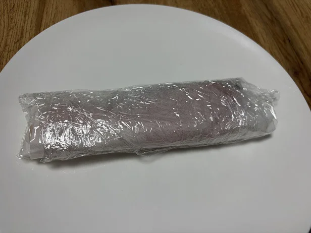 クッキングシートの上からさらにラップを巻く（▶次へ）