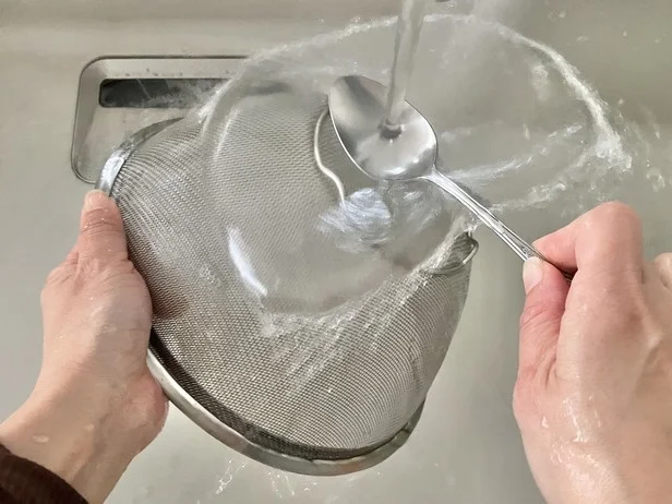 「道具を増やすのやめた」どこの家にもあるスプーンが、キッチンの悩みを救う最強ツールに