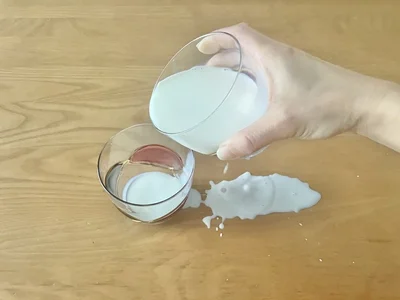 コップの外側を飲み物が伝ってこぼれるのがストレス…（▶裏技をチェック）