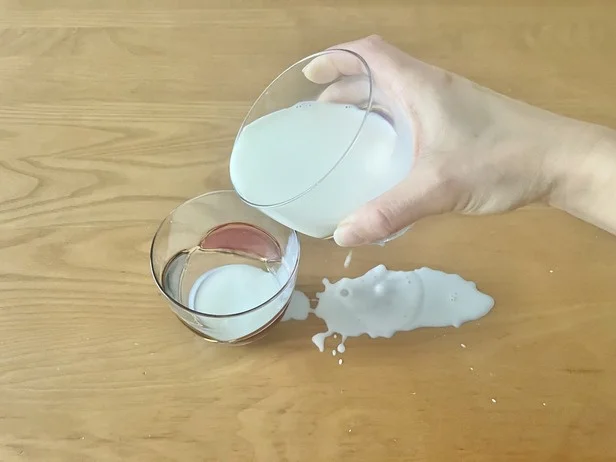 コップの外側を飲み物が伝ってこぼれるのがストレス…（▶裏技をチェック）
