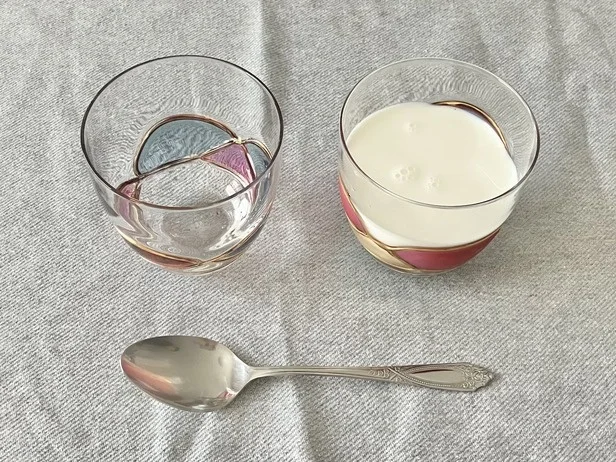 コップと飲み物、スプーンを用意したら…（▶次へ）
