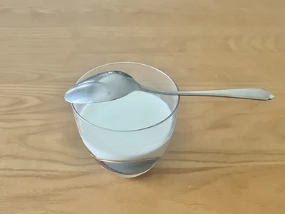スプーンをコップの上に乗せて…（▶次へ）