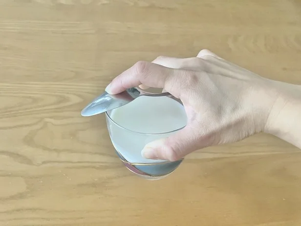 スプーンとコップを片手で持って…（▶次へ）