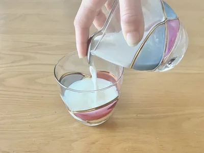 ティースプーンならより注ぎやすい！（▶最後のライフハックをチェック）