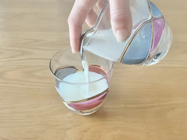 ティースプーンならより注ぎやすい！（▶最後のライフハックをチェック）