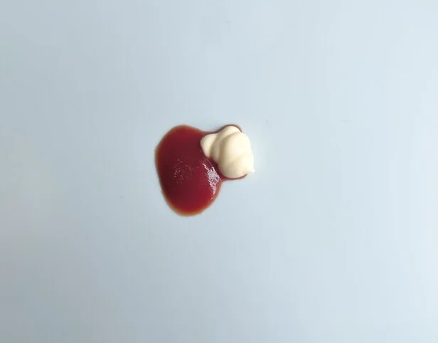 テーブルにこぼれたマヨネーズやケチャップ（▶次へ）