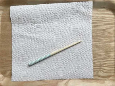 用意するのはキッチンペーパーと箸（▶手順は次へ）