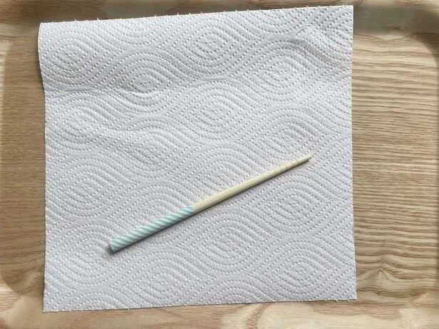用意するのはキッチンペーパーと箸（▶手順は次へ）