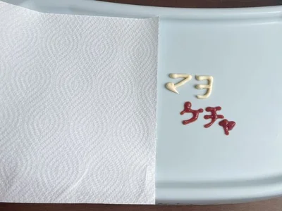 1.キッチンペーパーを汚れの隣に広げる（▶次へ）