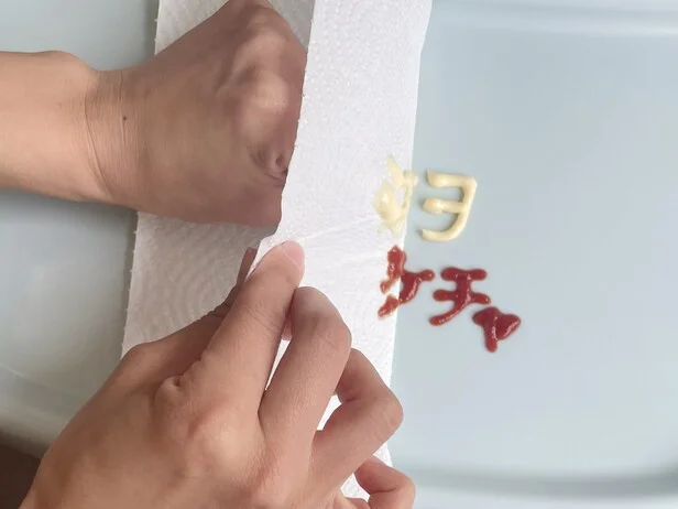 4.そのまま箸を汚れの方向へ滑らせる（▶次へ）