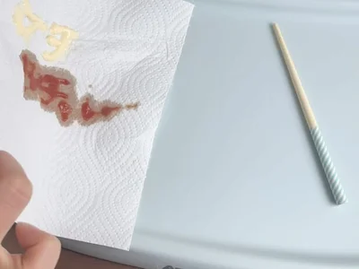 キッチンペーパーの上に汚れが乗った！（▶他の汚れもチェック）