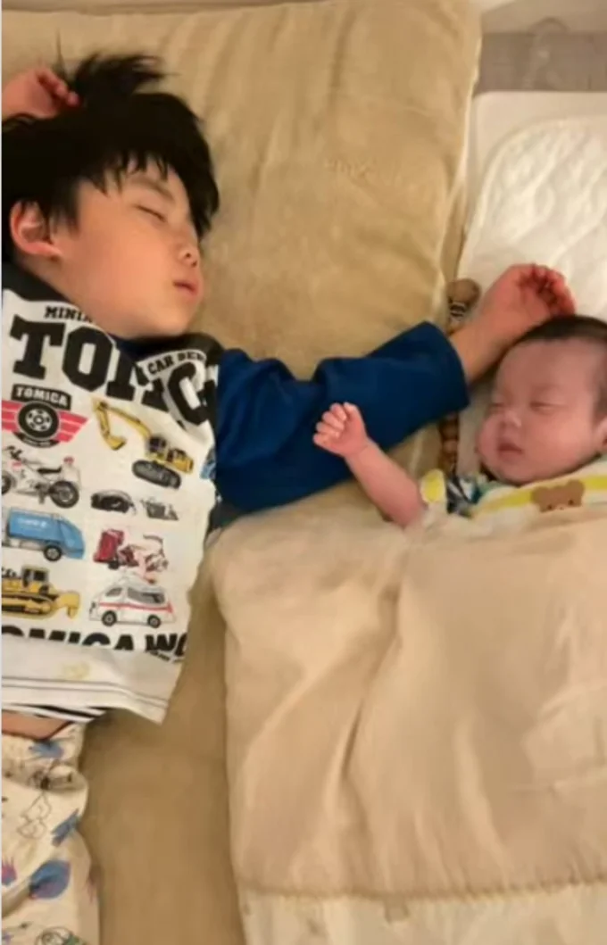 一緒に寝ている兄妹（⇒次へ）