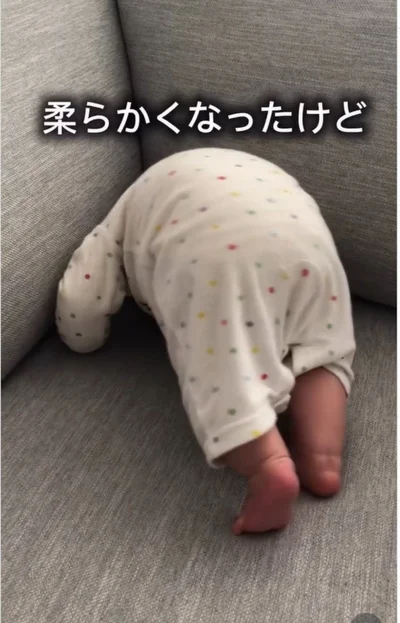 ソファで挑戦してみる▶前に進もうとするも…（⇒次へ）