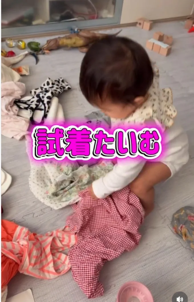 服をたくさん出して試着タイム▶「たくさんあって迷うわ…」（⇒次へ）