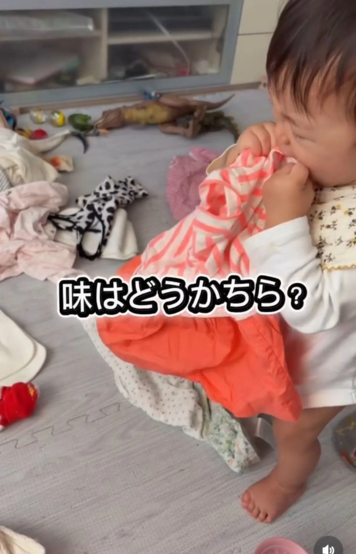 全力なのに進めない…赤ちゃんのハイハイにSNSの反響「将来はラグビー