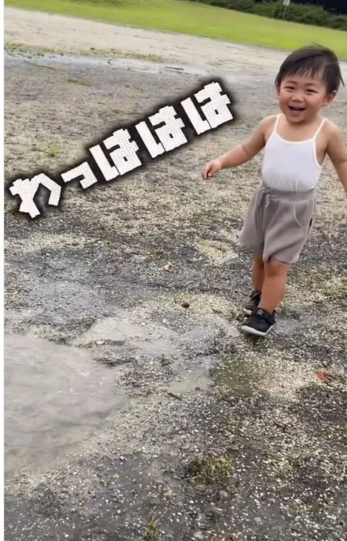 水たまりに笑顔でジャンプ！▶ジャンプを繰り返したあと…（⇒次へ）