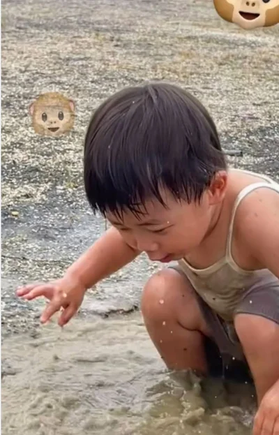 水たまりにしゃがみ込み、水遊び▶服が灰色に染まろうとも…（⇒次へ）