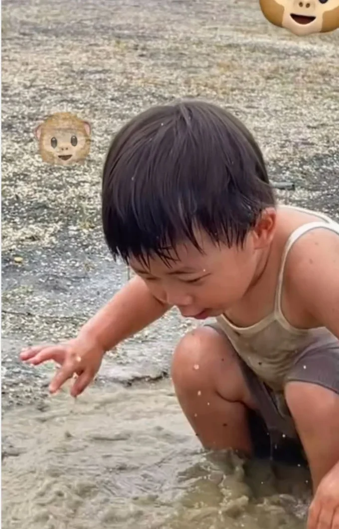 水たまりにしゃがみ込み、水遊び▶服が灰色に染まろうとも…（⇒次へ）