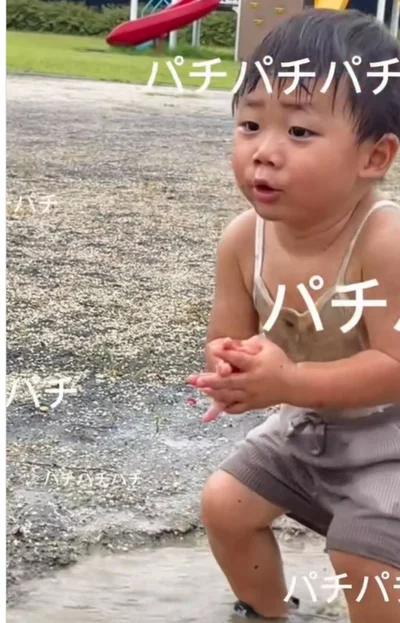 セルフ拍手でテンション爆上がり▶（次画像から育児や日々の暮らしのなか、通りすがりの優しさを伝えるコミックエッセイ『いつかのやさしさに、今日も救われてます るしこの子育て日記 3』が読めます）