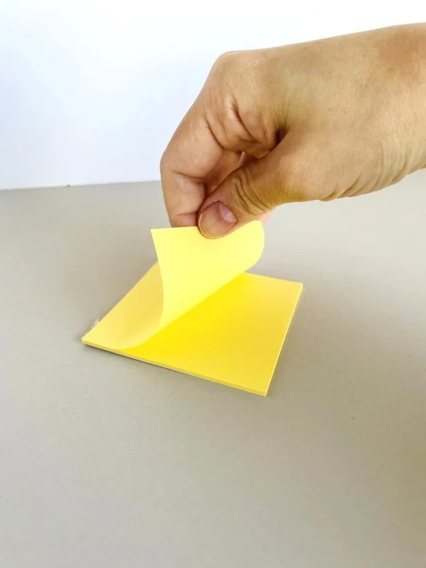 手前からめくると、丸まってしまうふせん…（▶対策は？）